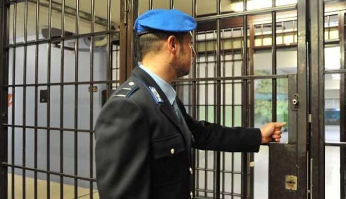 poliziotto penitenziario carcere detenuto