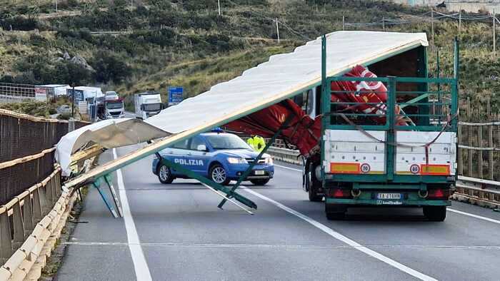 vento scoperchia camion