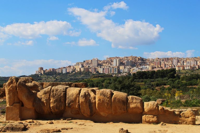 Agrigento_dalla_Valle_dei_Templi