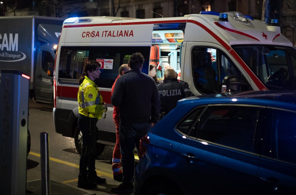 Passanti accoltellati per rapina a Milano, alcuni feriti