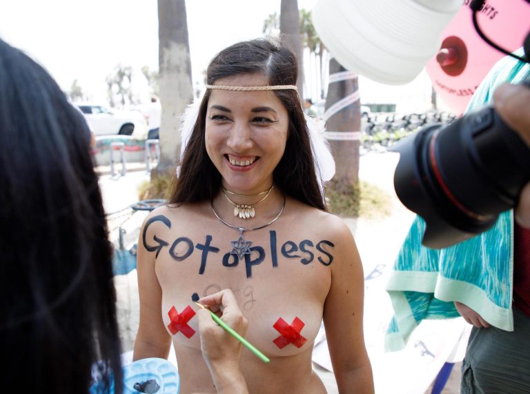 Donna in topless nelle piscine a Berlino