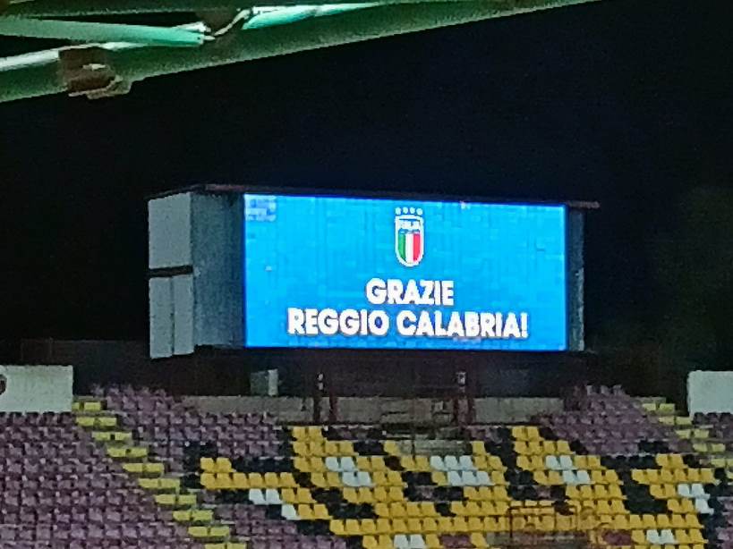 Italia-Ucraina al Granillo maxischermo con scritta "Grazie Reggio Calabria"