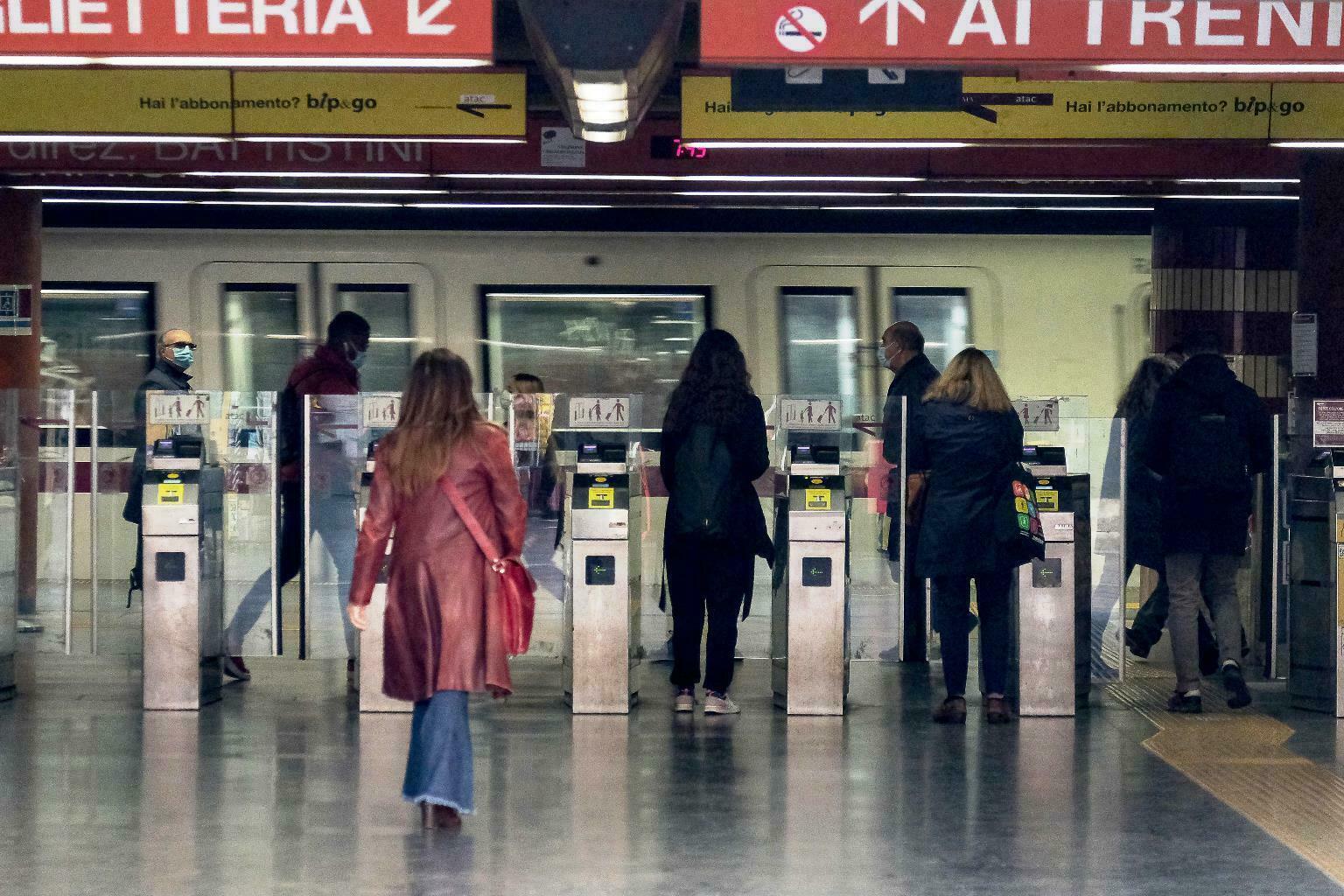 Linaspettato Annuncio Alla Metro Di Roma Attenti Agli Zingari