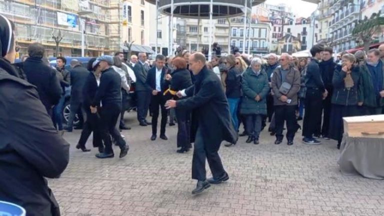 marito balla al funerale della moglie uccisa in francia