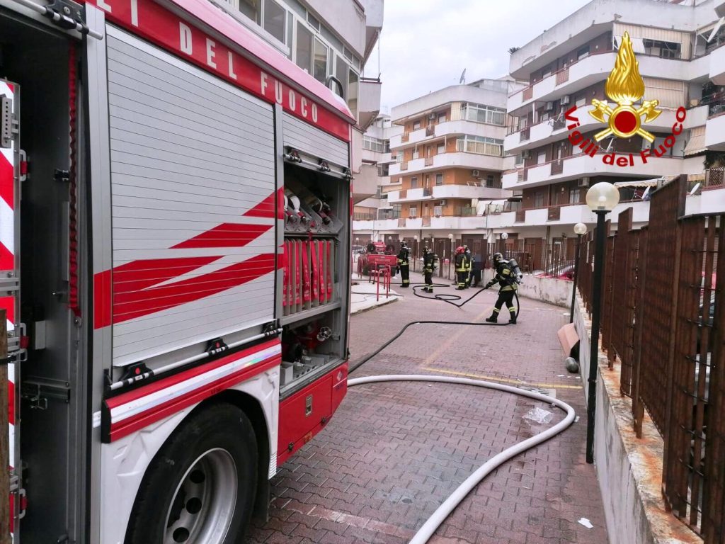 vigili del fuoco incendio deposito