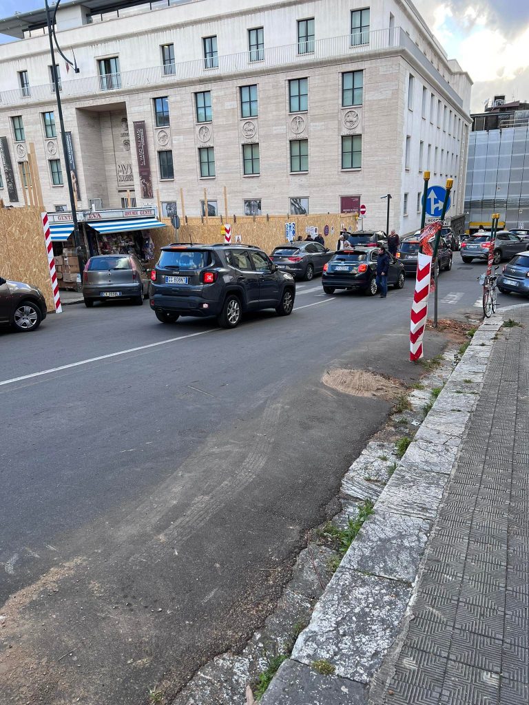 Alberi abbattuti intorno a Piazza De Nava