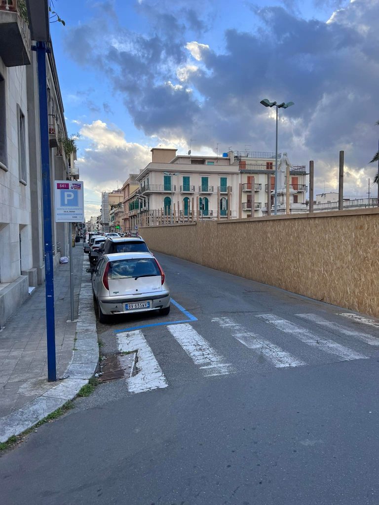 Alberi abbattuti intorno a Piazza De Nava