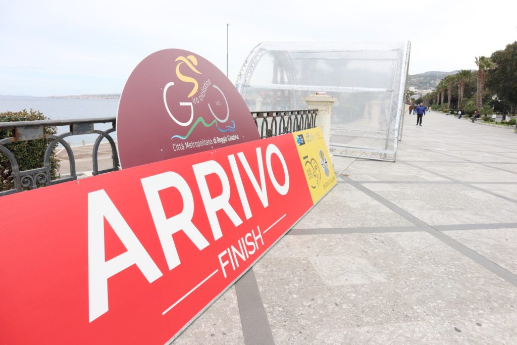 Allestimento arrivo Giro di Reggio Calabria via Marina