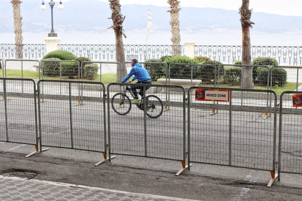 Allestimento arrivo Giro di Reggio Calabria via Marina