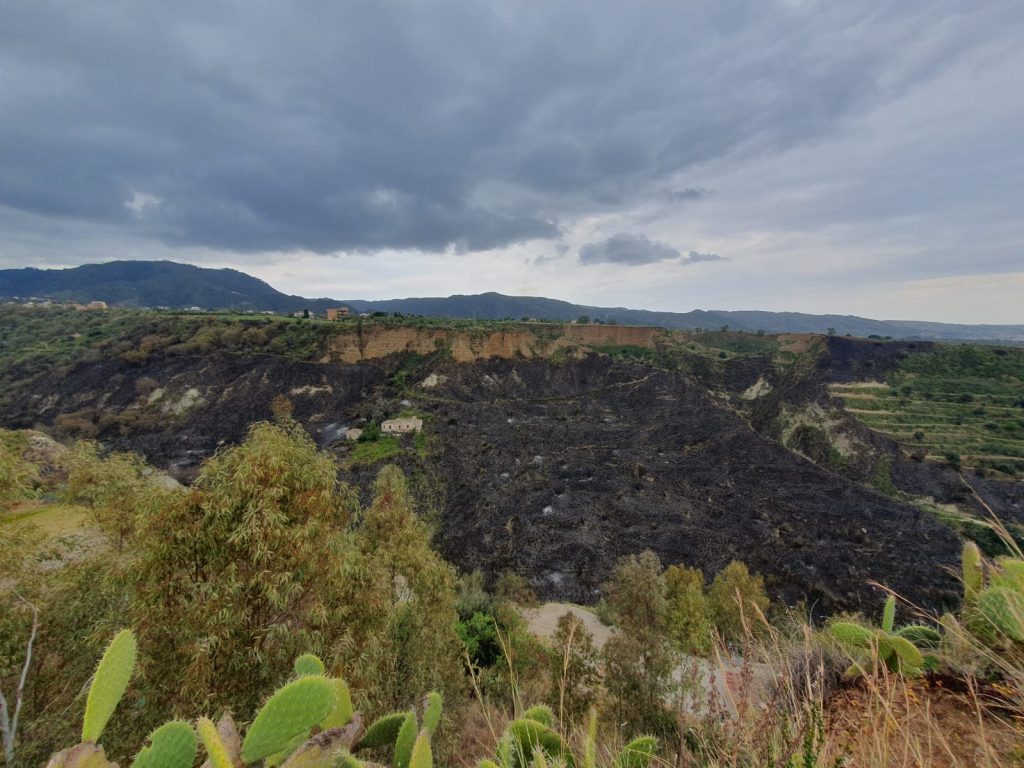 Montagna bruciata a Reggio Calabria dopo incendio