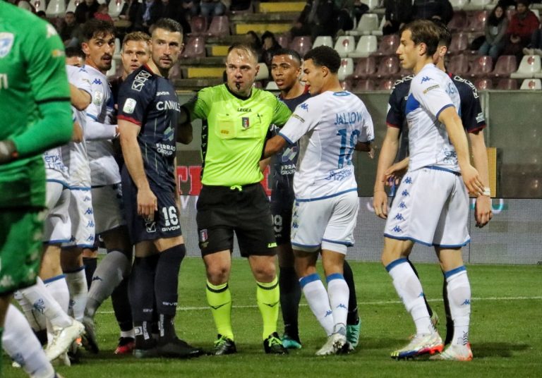 Reggina-Brescia arbitro Meraviglia proteste