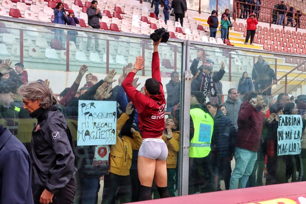 Reggina-Venezia Bouah consegna pantaloncini a tifosi a fine gara
