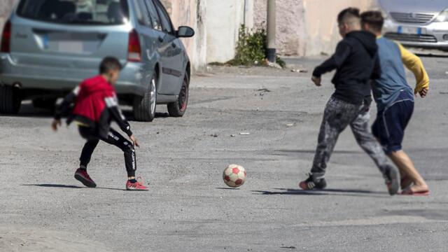 bambini giocano in piazza