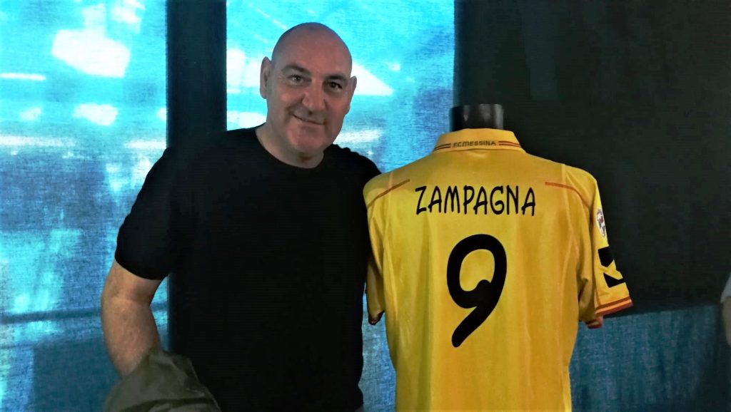 Riccardo Zampagna posa accanto alla sua maglia