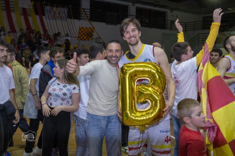 Zivkovic Basket School Messina posa con i tifosi