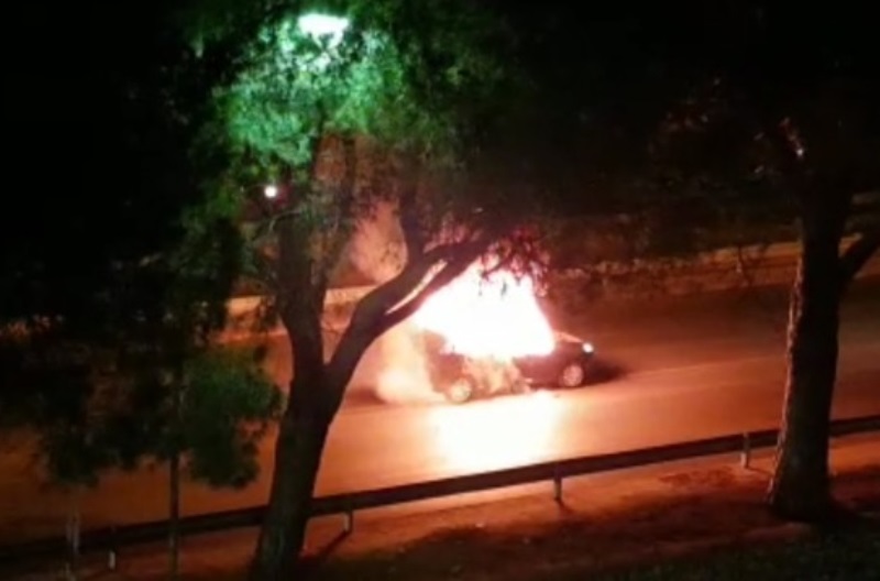 auto in fiamme notte