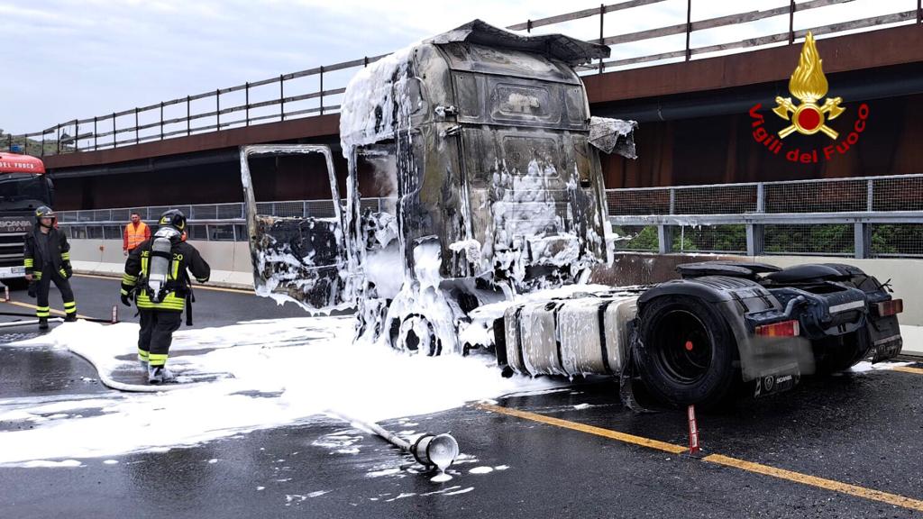 camion bruciato vigili del fuoco (1)