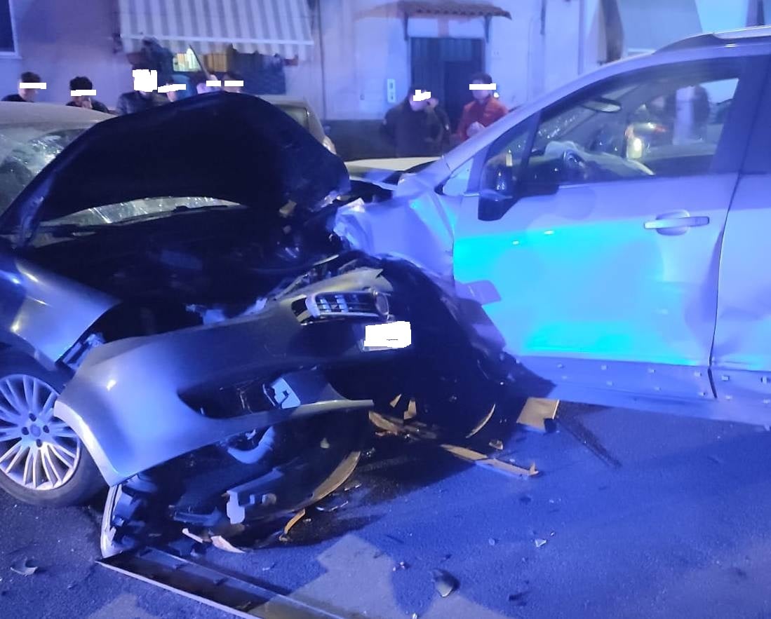 Incidente Mortale Nel Catanese Violento Scontro Tra Due Auto