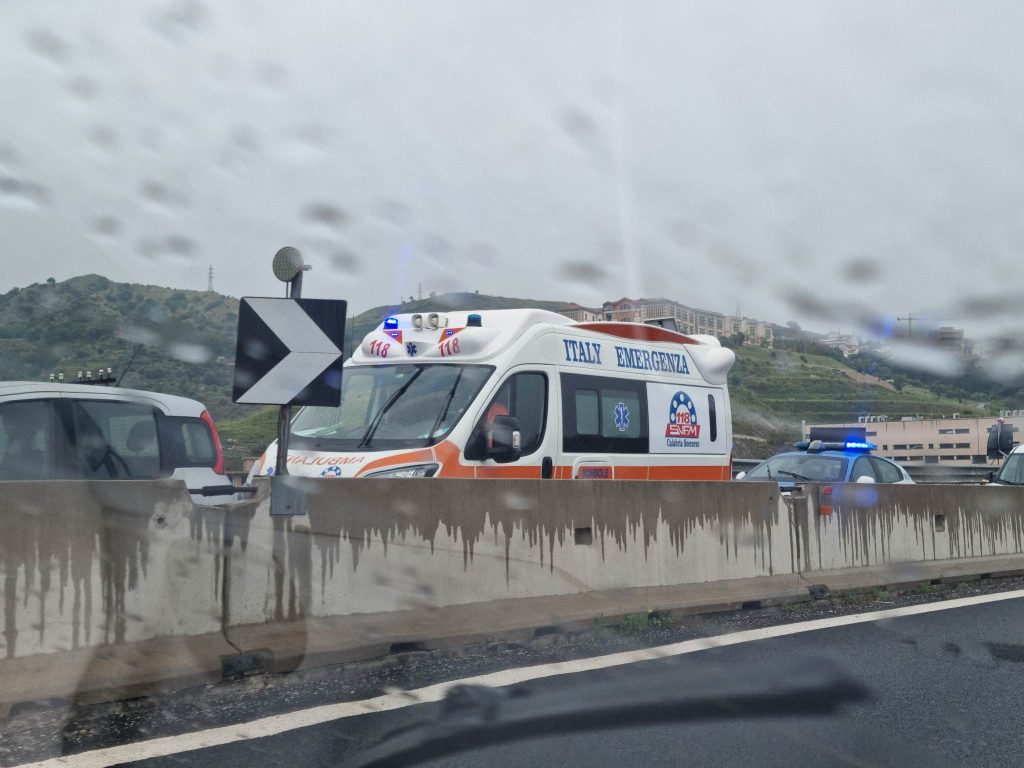 incidente raccordo polizia ambulanza pioggia