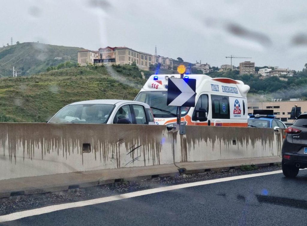 incidente raccordo polizia ambulanza pioggia