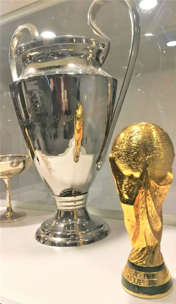 la coppa dei campioni e la coppa del mondo esposte al Museo dello Sport