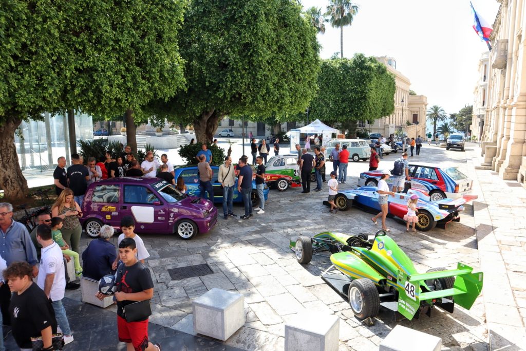 Auto Cronoscalata Santo Stefano Gambarie esposte a Piazza Italia Reggio Calabria