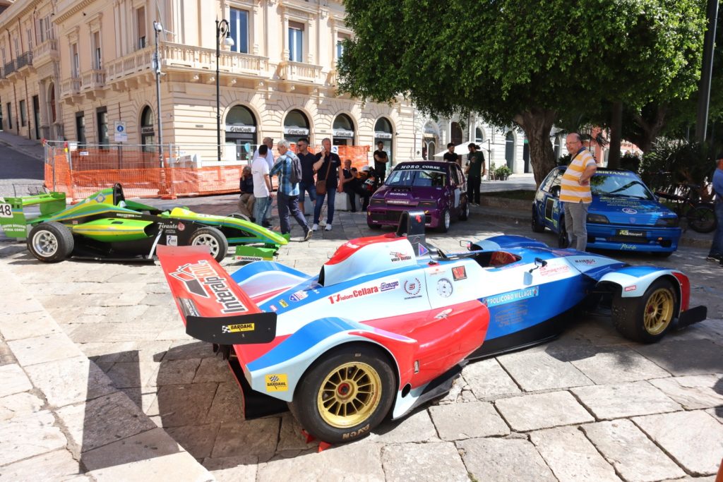 Auto Cronoscalata Santo Stefano Gambarie esposte a Piazza Italia Reggio Calabria