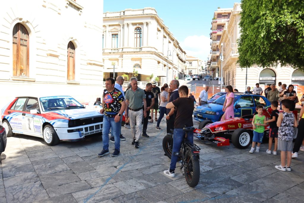 Auto Cronoscalata Santo Stefano Gambarie esposte a Piazza Italia Reggio Calabria