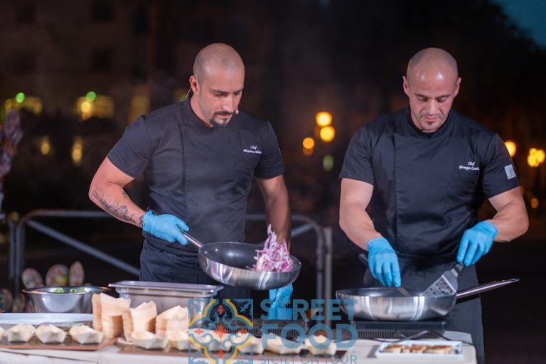 Chef Massimo Milano e GIuseppe Cambiano preparano nel Cooking Show