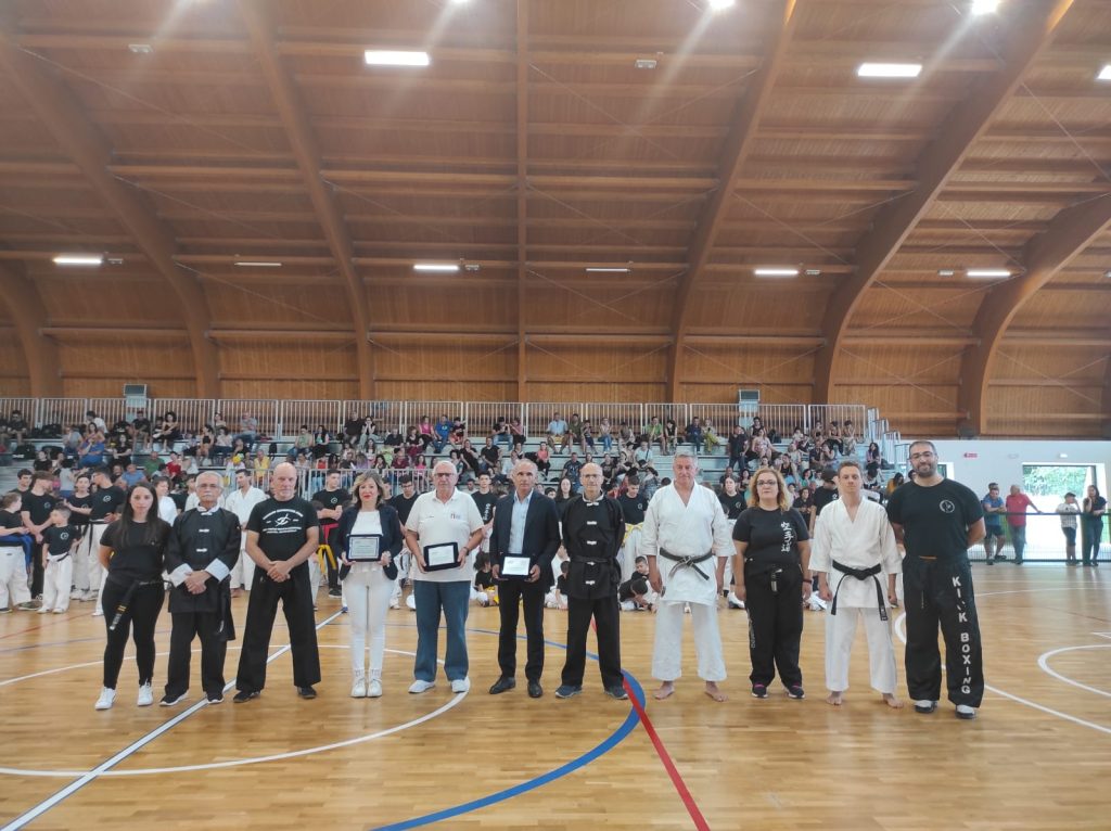 Foto di gruppo di dirigenti Sport e Salure e CONI Sindaca Maestro e altri insegnanti e istruttori