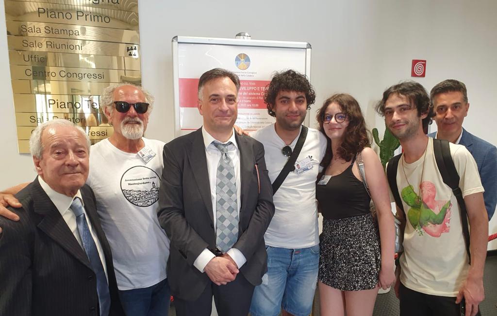 Il presidente dell'Associazione fra ex Consiglieri regionali della Calabria, Stefano Arturo Priolo (il primo da sinistra) con alcuni dei giovani partecipanti al convegno