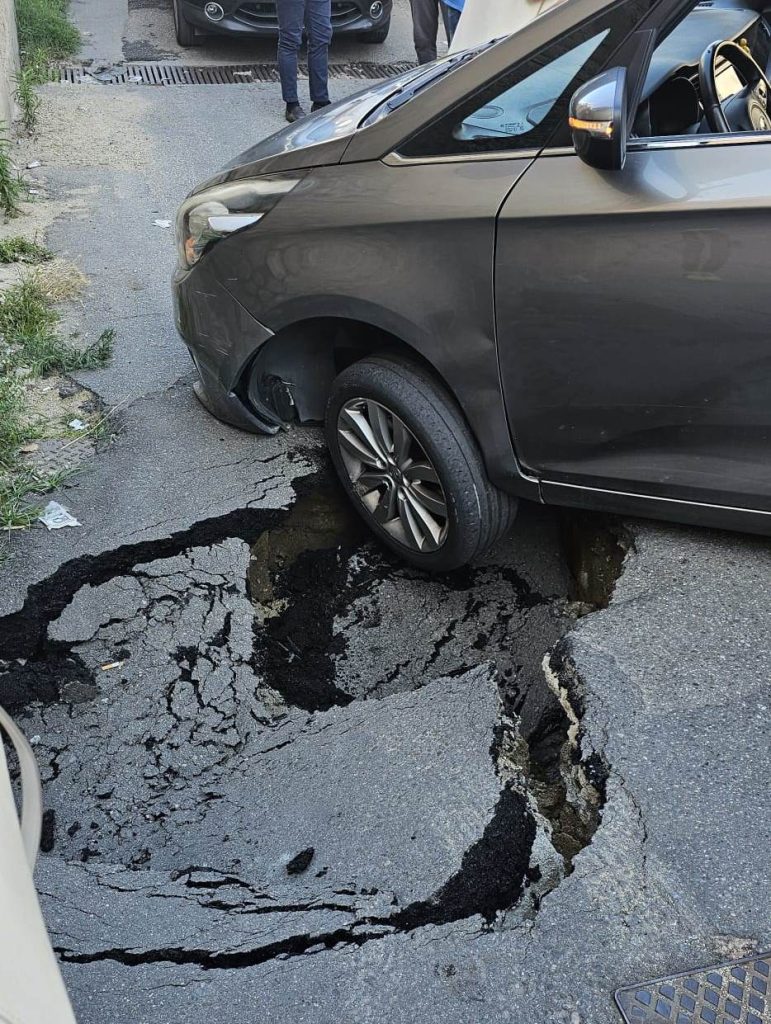 auto sprofonda nell'asfalto