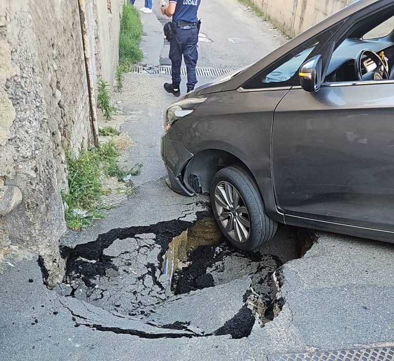 auto sprofonda nell'asfalto