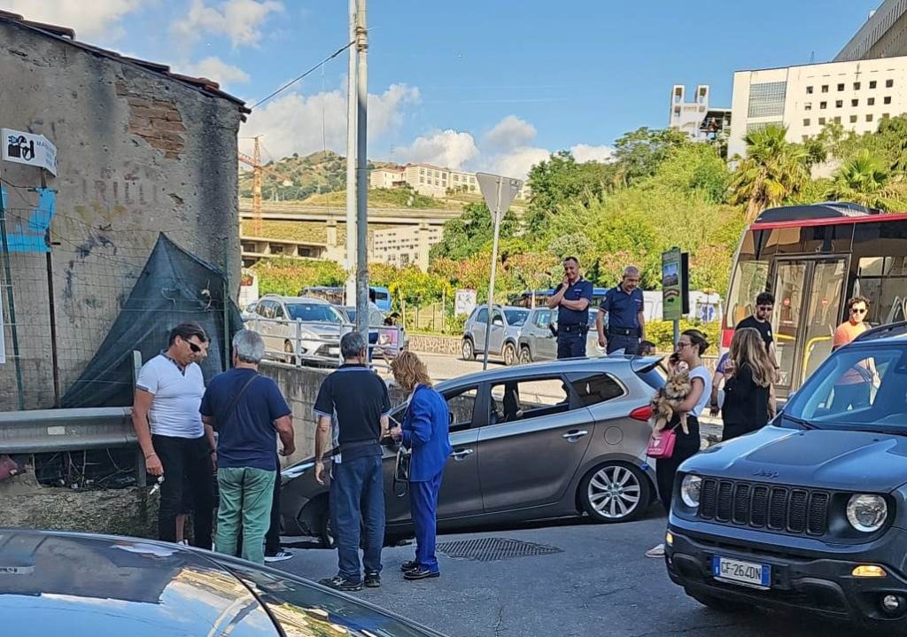 auto sprofonda nell'asfalto