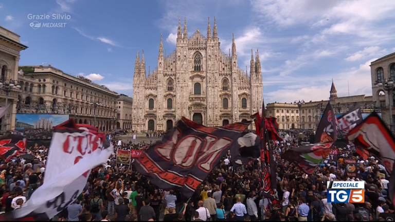 berlusconi funerali tifosi milan