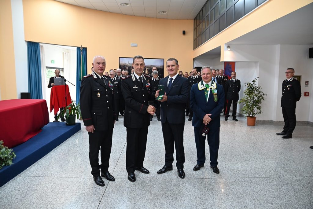 Catanzaro: il vice comandante dell'Arma dei Carabinieri consegna le medaglie  Mauriziane