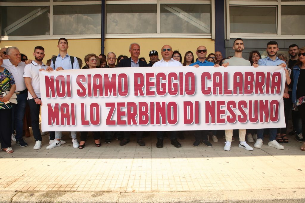 manifestazione aeroporto stretto