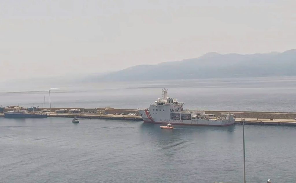 sbarco migranti porto reggio calabria