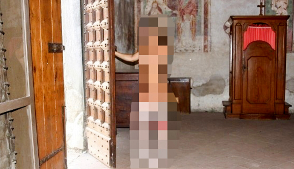 uomo nudo chiesa