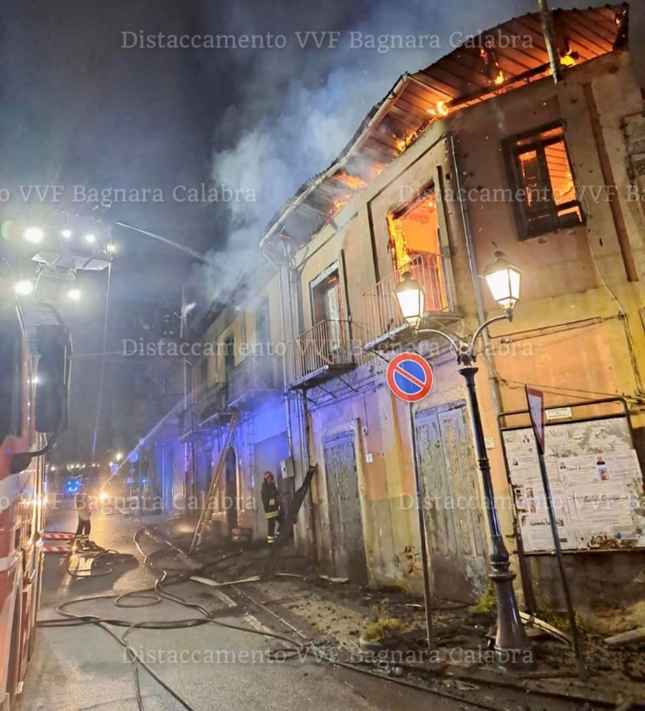 vigili del fuoco notte incendio casa