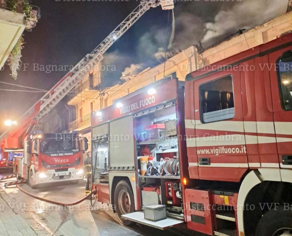 vigili del fuoco notte incendio casa