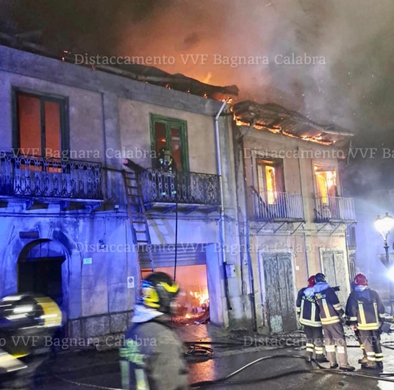 vigili del fuoco notte incendio casa