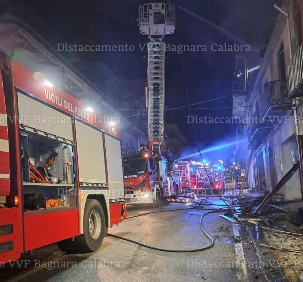 vigili del fuoco notte incendio casa