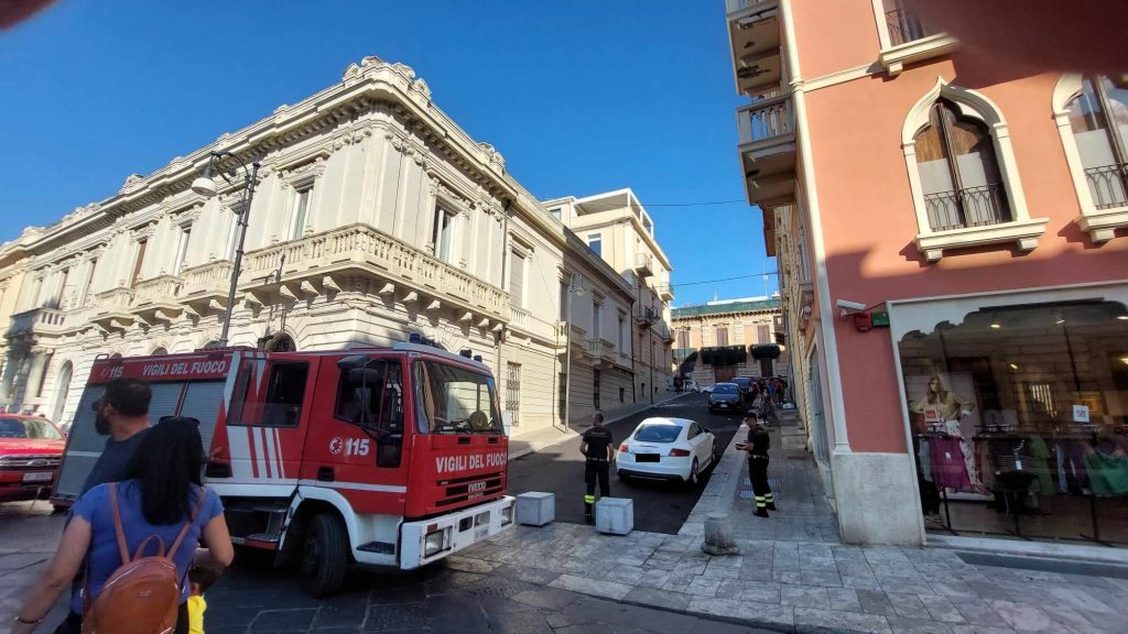 Caduta cornicione reggio