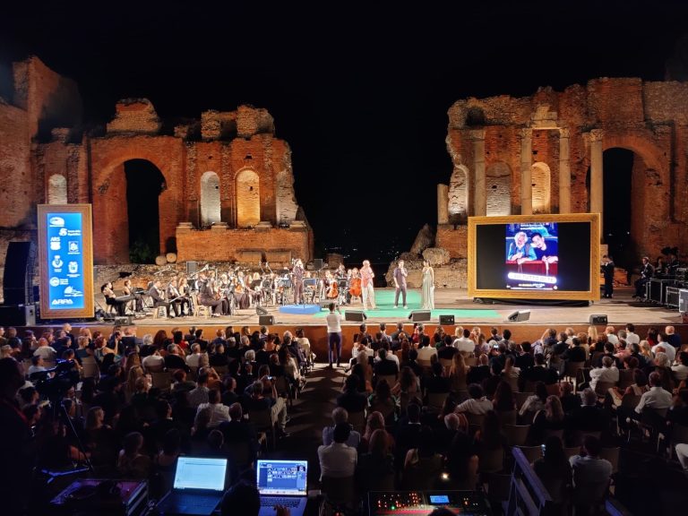 Il pubblico presente al teatro greco