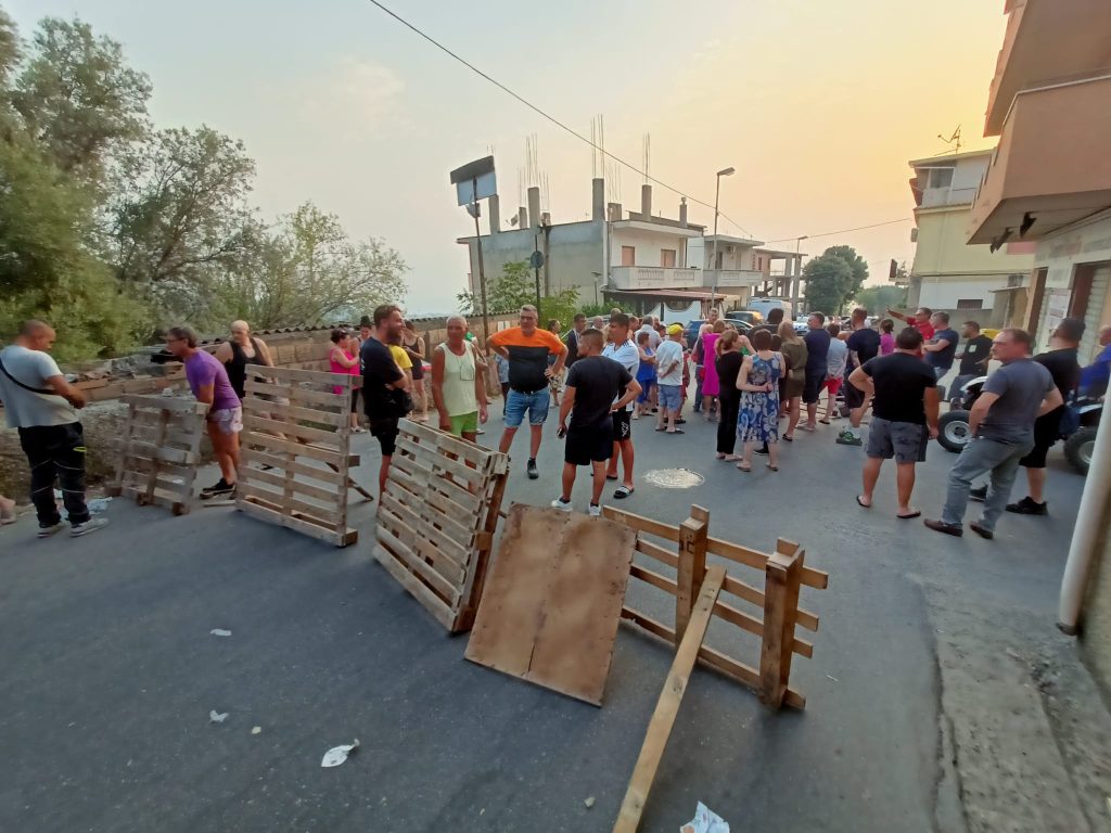 Protesta Croce Valanidi per mancanza d'acqua