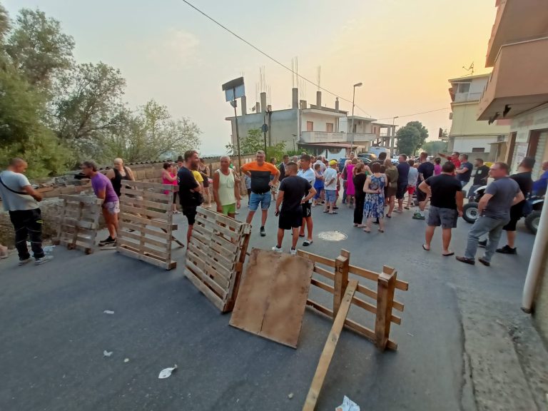 Protesta Croce Valanidi per mancanza d'acqua