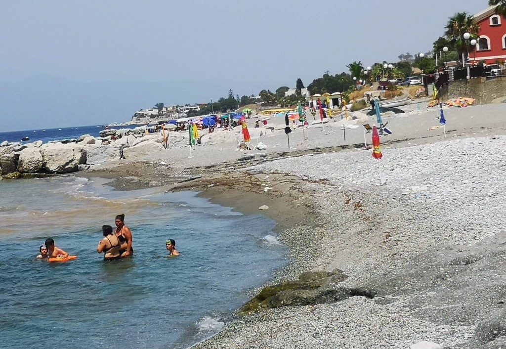 Scarico torrente finisce in mare Lungomare Lazzaro