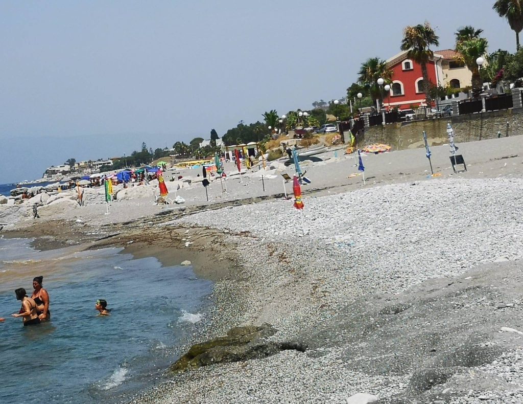 Scarico torrente finisce in mare Lungomare Lazzaro