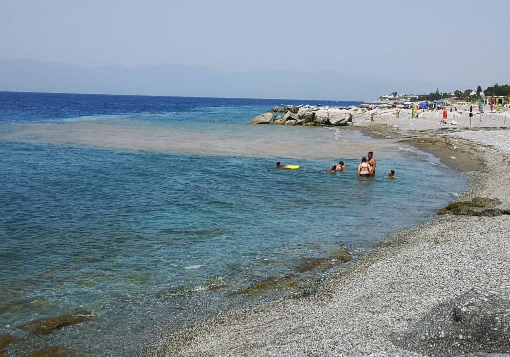 Scarico torrente finisce in mare Lungomare Lazzaro